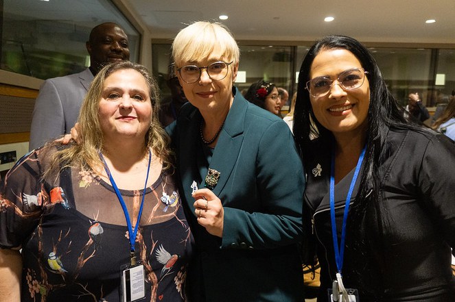 Delegação do CNS presenteia presidenta da Eslovênia