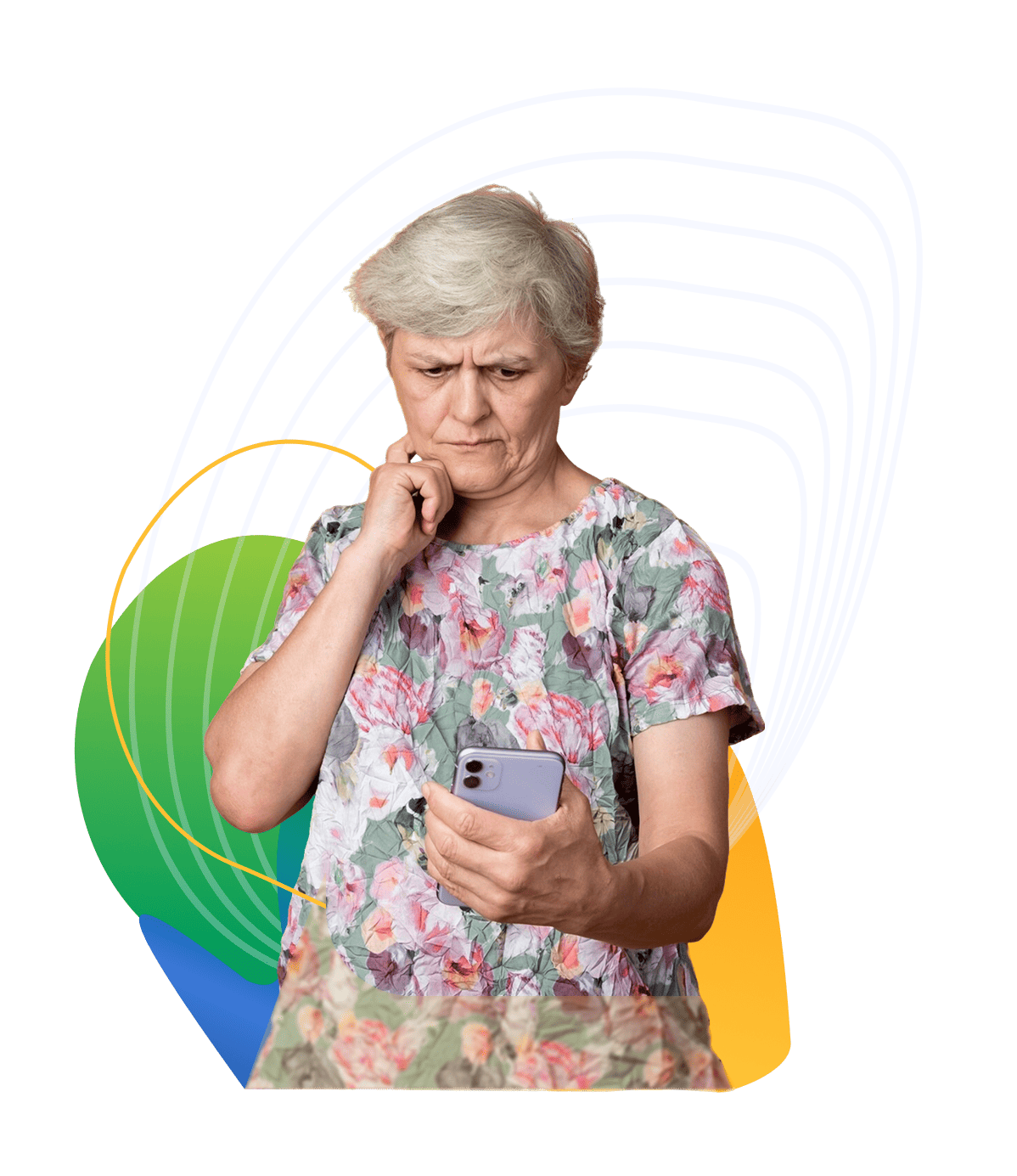 Senhora segurando celular desconfiada