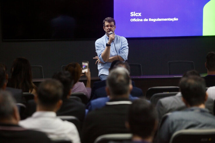 Secretário de Gestão e Inovação do MGI, Roberto Pojo, ministrando palestra