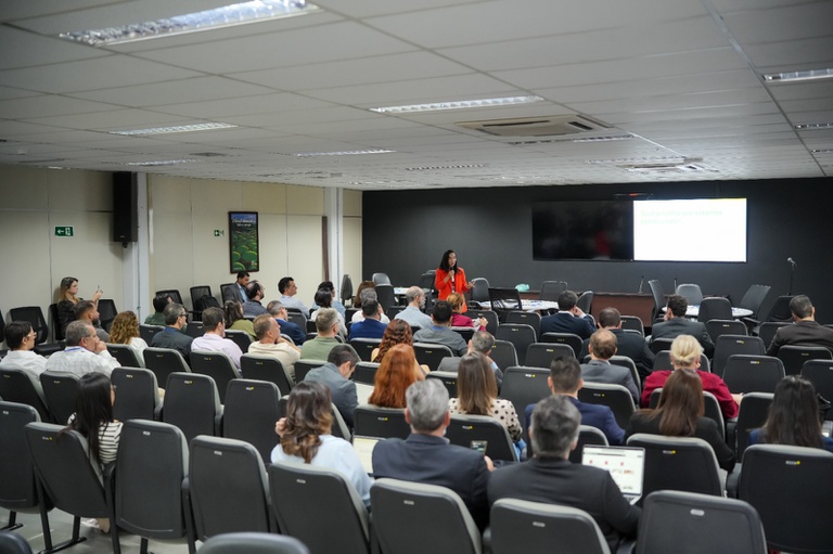 Grupo de pessoas assistindo à oficina em auditório