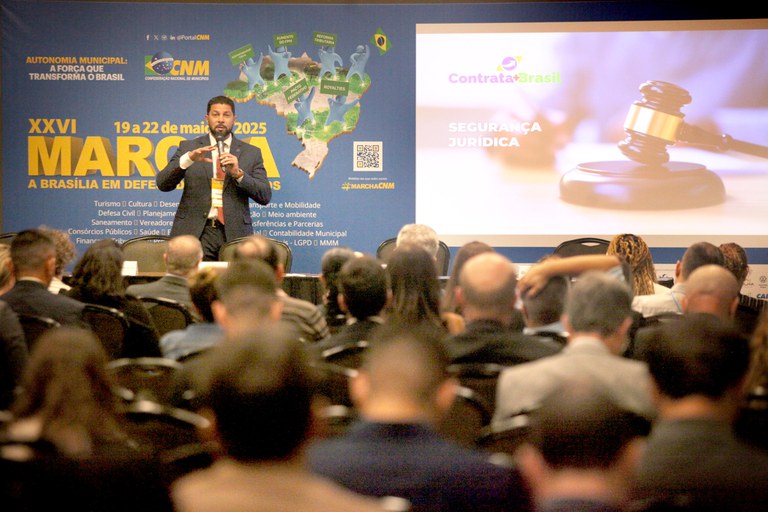 Diretor de Normas e Sistemas de Logística da Seges/MGI apresentou a plataforma Contrata+Brasil aos representantes municipais Foto: André Corrêa