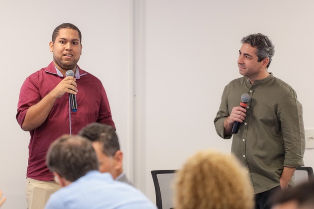 Secretário Roberto Pojo com empresário durante o evento em Brasília