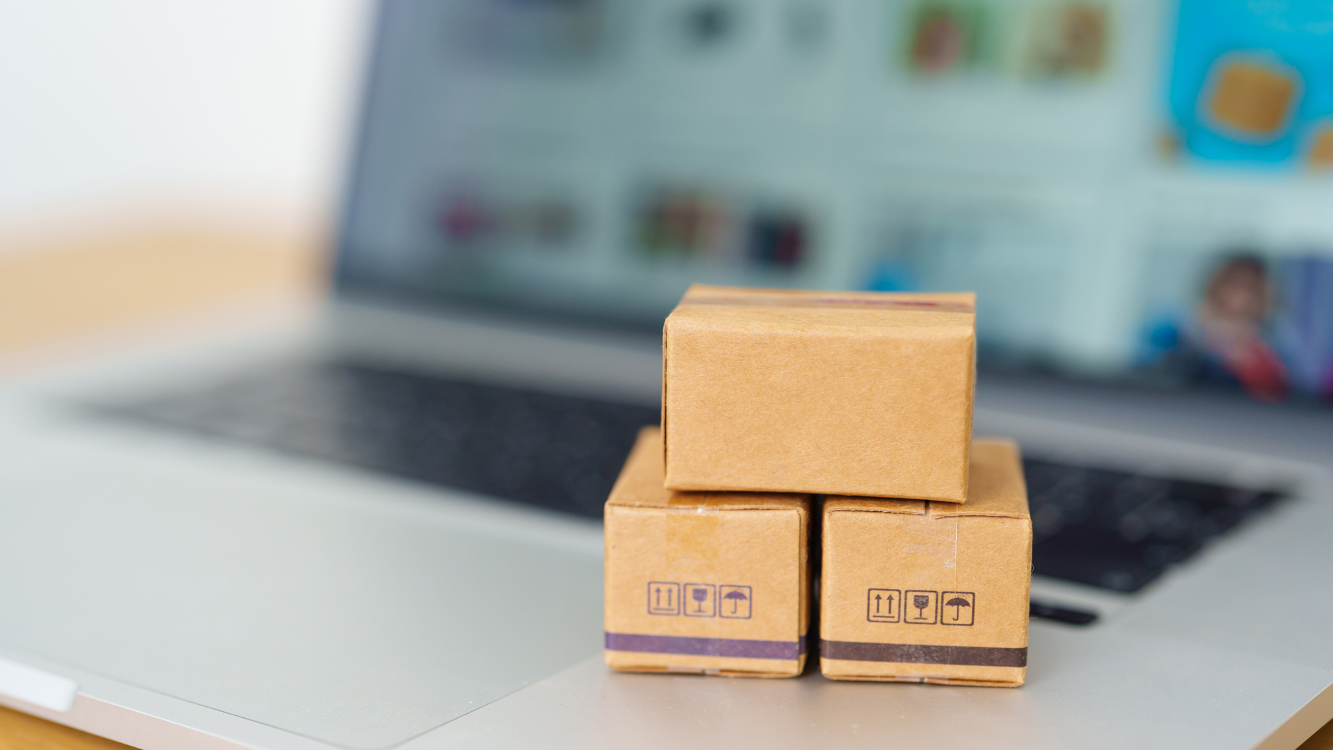 notebook com pequenas caixas de papelão em cima