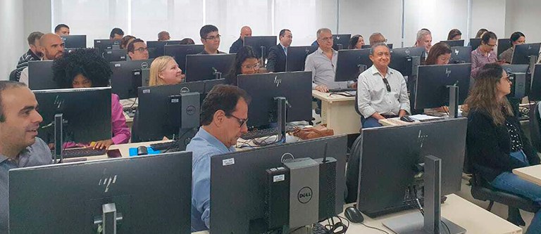 Evento nos laboratórios de informática da Faculdade Senac