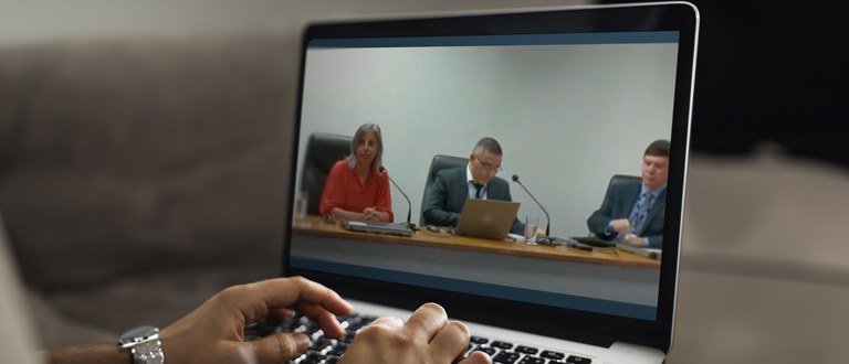 Diretora Carla Rodrigues Cotta durante seminário com a presença de 300 pessoas e transmissão pelo YouTube