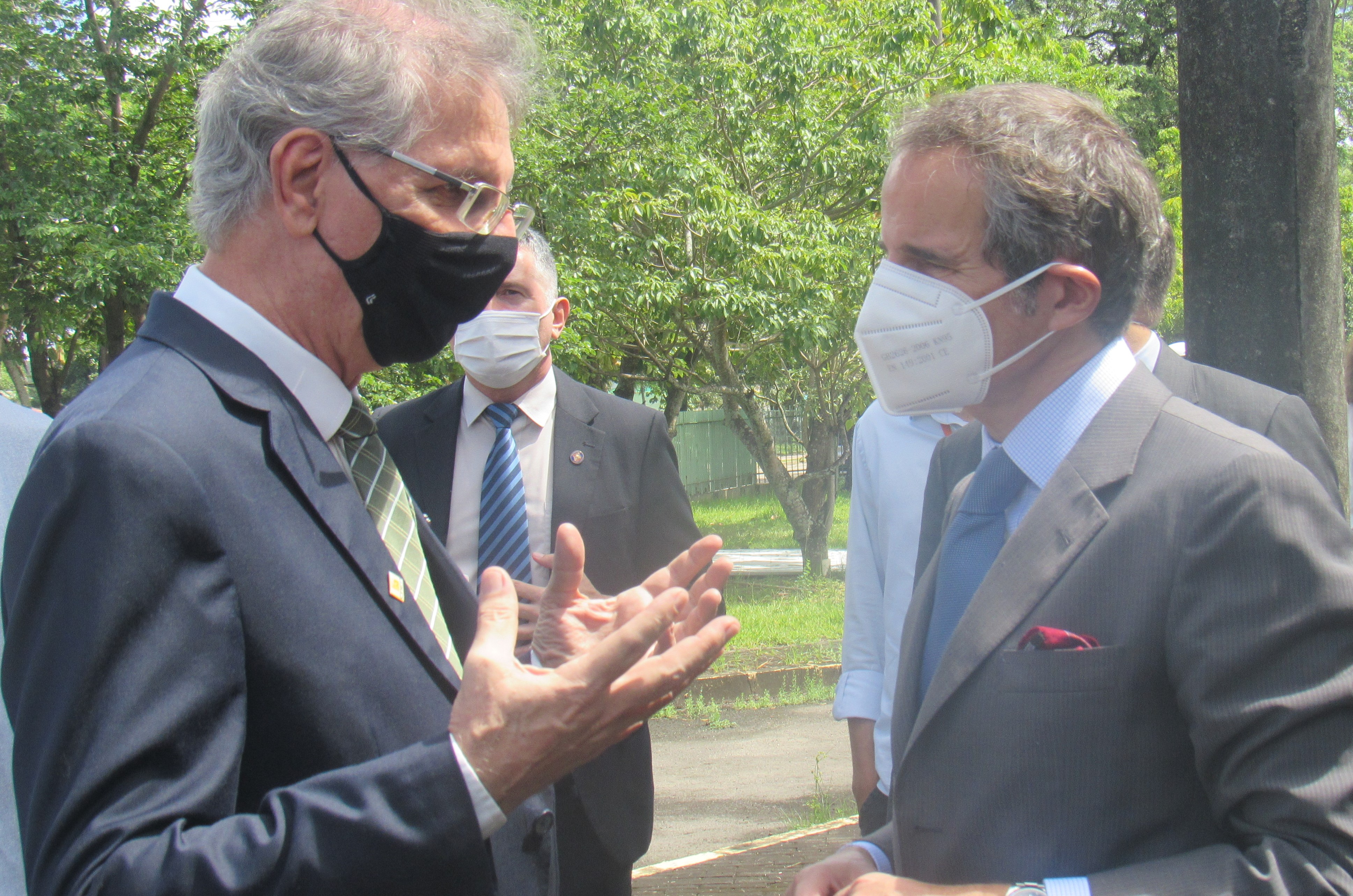 Diretor da Agência Internacional de Energia Atômica (dir.) em conversa com o diretor do CRCN-NE (jul/2021)