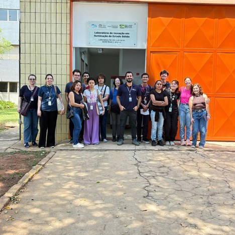 Alunos em frente ao Centro de Inovação em Iluminação de Estado Sólido (CIIES).