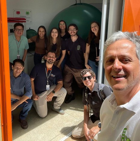 Os servidores Thebano Santos e Caíque Serati de Brito recebem visitantes do Instituto Agronômico de Campinas, IF Goiano e Spectral Int. ao CTI Renato Archer.