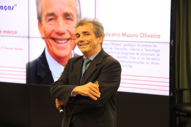 Mauro Oliveira no Auditório do CTI Renato Archer.