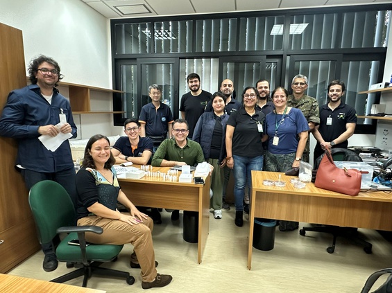 Integrantes da Rede Space Farming Brazil na reunião de montagem dos cubesats, no INPE.