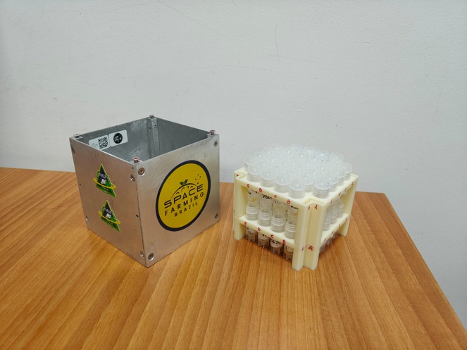 Cubesat com amostras de bactérias; rack em ABS foi desenvolvido e impresso no CTI Renato Archer.