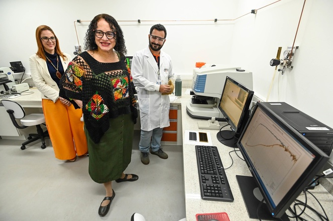 A ministra Luciana Santos (centro), entre a diretora do CTI Renato Archer, Juliana Daguano, e o tecnologista Caíque Serati de Brito, no novo laboratório da instituição, o LAmat (crédito: Rogério Capela/Prefeitura de Campinas)