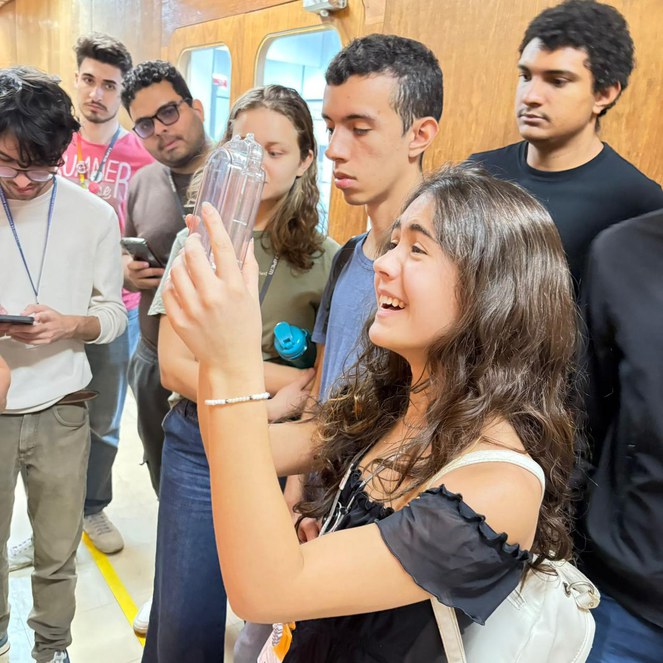 Aluna da Ilum observa estruturas impressas por meio de tecnologia 2PP.