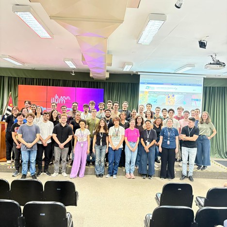 Estudantes no auditório do CTI Renato Archer.