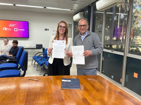 Juliana Daguano, diretora do CTI Renato Archer, e Adalberto Fazzio, diretor da Ilum, com o memorando de entendimento.