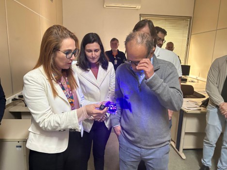 Juliana Daguano presenteia Adalberto Fazzio.