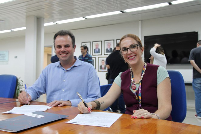 O Secretário de Inovação, Tecnologia e Conectividade de Paulínia, Guilherme Mello Graça, e a diretora do CTI Renato Archer, Juliana Daguano, assinam Memorando de Entendimento.