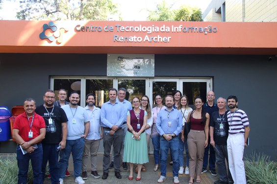 A comitiva da Prefeitura de Paulínia com a diretora e servidores do CTI Renato Archer.