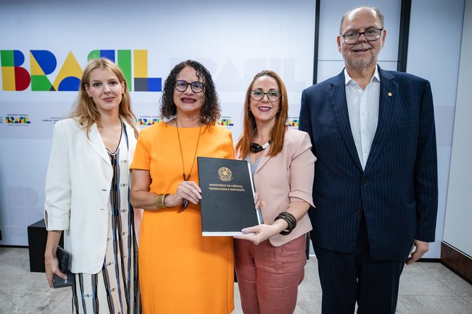 A deputada federal Luisa Canziani, a ministra Luciana Santos, a diretora do CTI Juliana Daguano e o secretário Alex Canziani, no gabinete da ministra em Brasília (Foto: Rodrigo Cabral (ASCOM/MCTI)