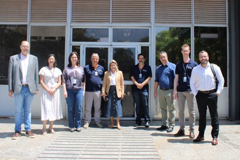 Alex Canziani (esquerda), Cristianne Cordeiro Nascimento (centro) e José Eduardo Padilha de Sousa (direita) com servidores do CTI, na frente da instituição.