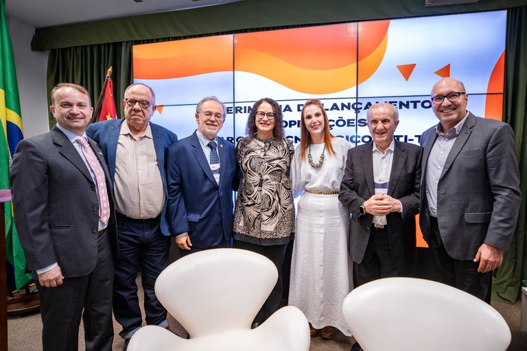 Algumas autoridades ao final do evento