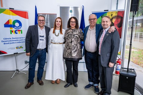 Autoridades em frente aqs placas decerradas