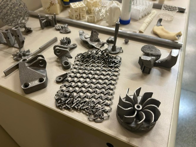 Peças em titânio fabricadas por manufatura aditiva no CTI Renato Archer.
