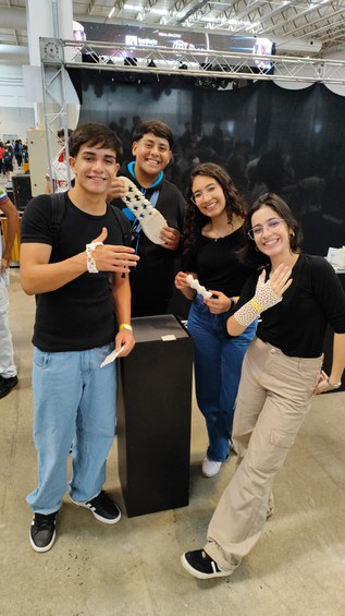 Jovens visitantes com tecnologias 3D para saúde.
