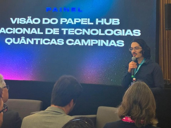 O tecnologista do CTI Cauê Carvalho participou de painel sobre tecnologias quânticas na CIW.