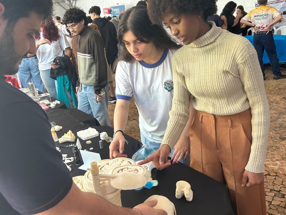 Visitantes no estande do CTI na Virada Tecnológica de Paulínia.