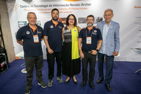 A Ministra da Ciência, Tecnologia e Inovação Luciana Santos e o Secretário de Ciência e Tecnologia para o Desenvolvimento Social Inácio Arruda com a equipe do CTI Renato Archer (Foto: Diego Galba/ASCOM MCTI)