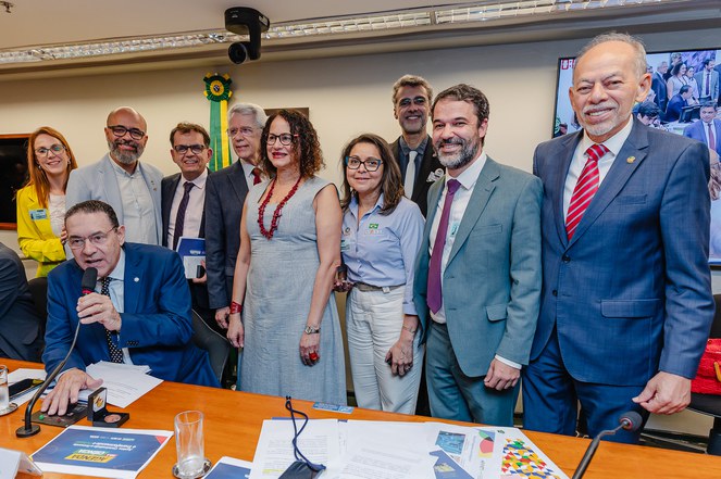 Juliana Daguano, diretora do CTI Renato Archer (à esquerda), com a Ministra Luciana Santos e representantes do MCTI e da Câmara dos Deputados, em Brasília. (Foto: Luara Baggi/ASCOM MCTI) 