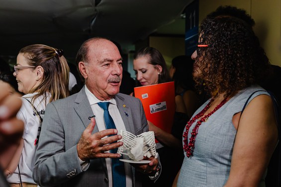 Deputado Zacharias Calil mostra biomodelo das gêmeas siamesas Yasmin e Eliza produzido no CTI Renato Archer à ministra Luciana Santos. (Foto: Luara Baggi/ASCOM MCTI)   