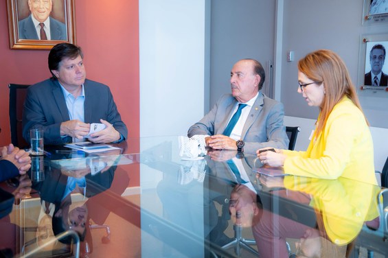 Juliana Daguano e o deputado federal Zacharias Calil em reunião no gabinete do deputado federal Baleia Rossi (Foto: Rayan Ribeiro/Gabinete Zacharias Calil)
