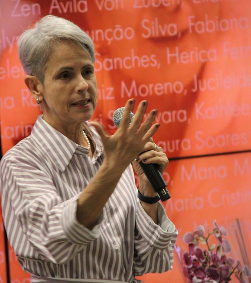 A servidora Angela Alves foi surpreendida com homenagem.