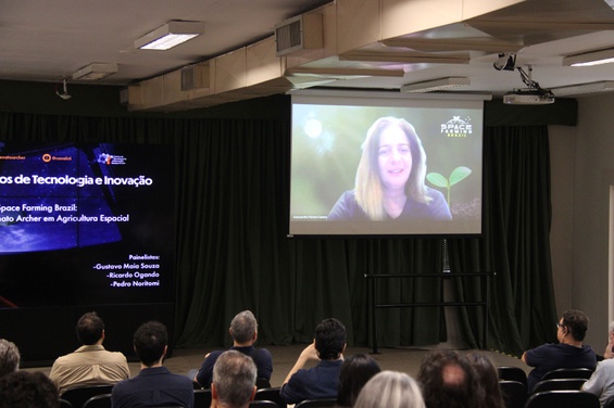 A líder da Rede Space Farming Brazil, Alessandra Fávero, enviou mensagem de vídeo.