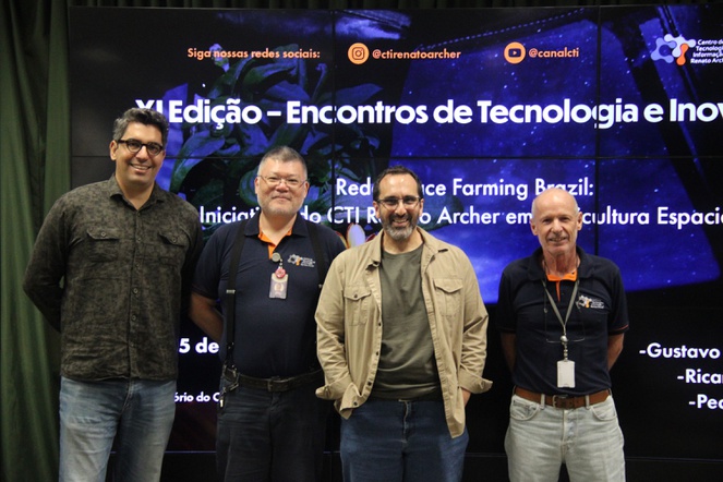 Ricardo Ogando, Pedro Noritomi, Gustavo Maia Souza e o coordenador Gilberto Martins.