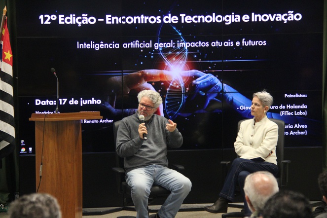 Giovanni Moura de Holanda e Angela Alves no 12 Encontro de Tecnologia e Inovação.