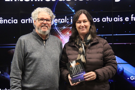 Ao fim do Encontro, a servidora Natália Beck Sanches foi sorteada e ganhou o livro O Labirinto da Superinteligência, de Giovanni moura de Holanda.