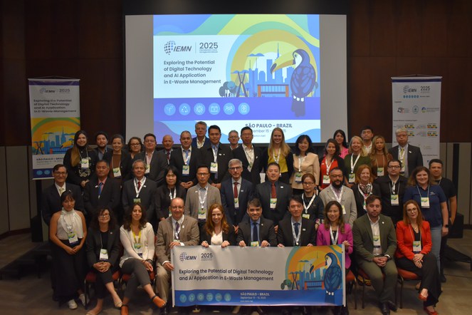 Representantes do CTI Renato Archer, do governo brasileiro e dos dez países participantes na foto oficial da IEMN 2025.