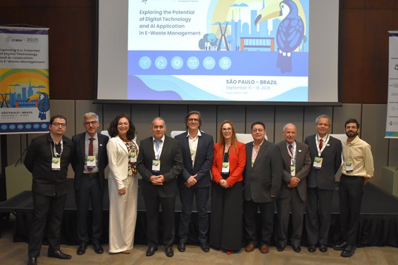 Diretora e alguns dos servidores do CTI Renato Archer presentes na abertura do evento.