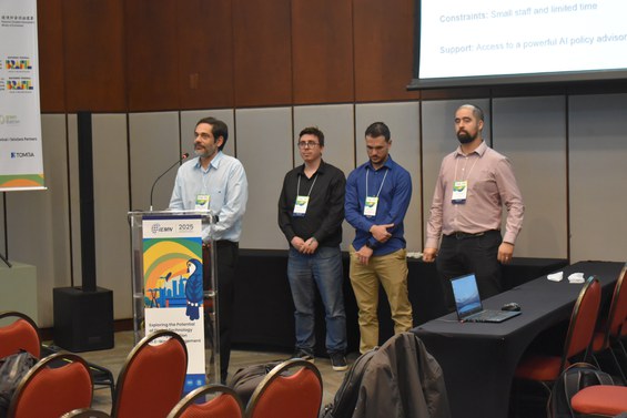 Rodrigo Bonacin, Fernando Zagatti, André Regino e Filipe Loyola, da DIMEC, na apresentação sobre IA e e-waste.