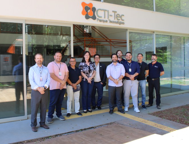 O coordenador do CTI-Tec, Fernando Ely, com Adeildo Barros, Denis Miranda, Natália Beck Sanches, Thebano Santos, Eduardo Cruz, Emílio Marins, Vinicius Maion, Ng Marcondes e Fábio Loyolla.