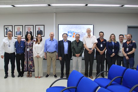 CTC e membros da equipe do CTI Renato Archer.