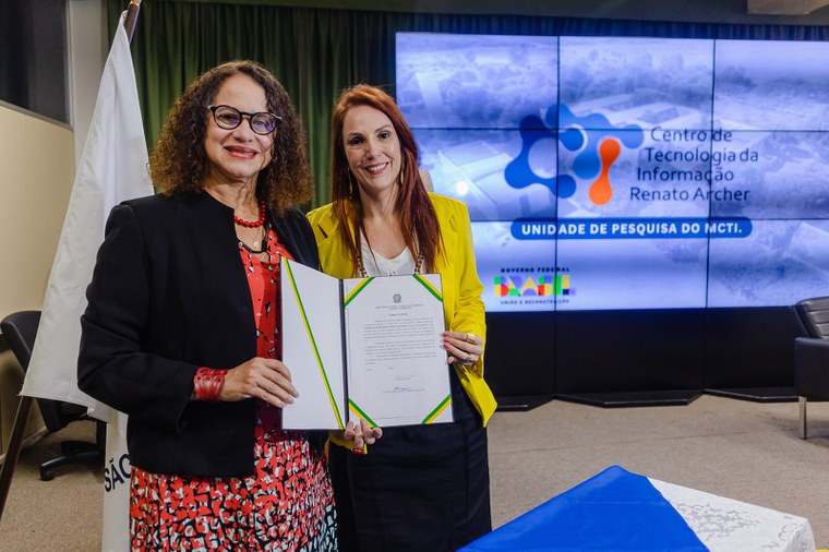 A ministra Luciana Santos e Juliana Daguano