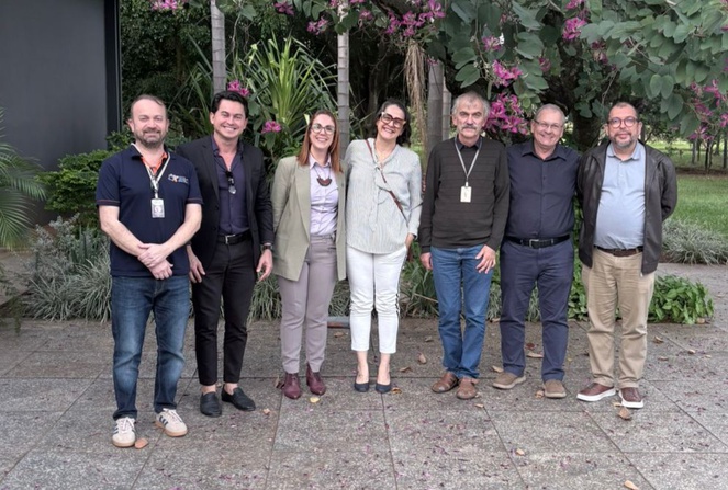 Fernando Ely, Bruno Queiroz, Juliana Daguano, Ana Laura Esteche, Serguei Balachov, Leôncio Medeiros Junior e Luiz Eduardo Tavares, em visita ao CTI Renato Archer.