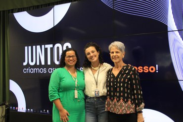Ângela Alves – Chefe da Divisão de Infraestrutura Computacional e Sistemas de Informação (a direita) com as pesquisadoras Edgleide Clemente (a esquerda) e Mana Marques (ao centro)