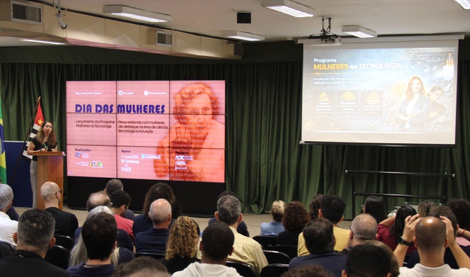 A Coordenadora de Ambientes de Inovação do CTI-Tec, Lívia Bernardes, no evento de inauguração do Programa Mulheres na Tecnologia, em março.