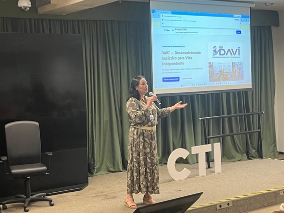 Sara Squella apresenta o DAVI para professores de educação especial da rede municipal de Campinas, em encontro realizado no auditório do CTI