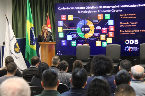 A plateia durante a fala de abertura da diretora do CTI.